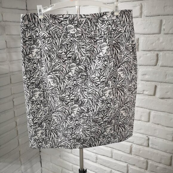 Reitmans Ladies Size 7 Pull On Style Black/White/Grey Pattern Skirt - Picture 2 of 8
